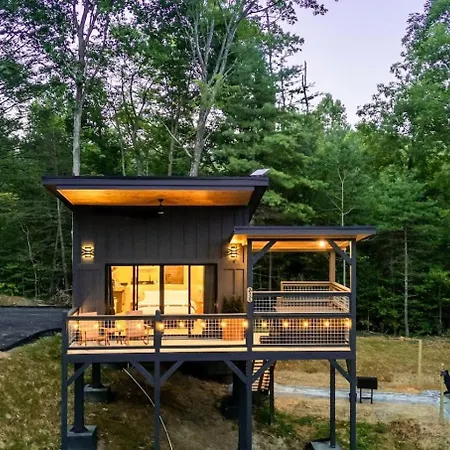Modern Treehouse! Cozy Hot Tub, Views & Firepit! Villa